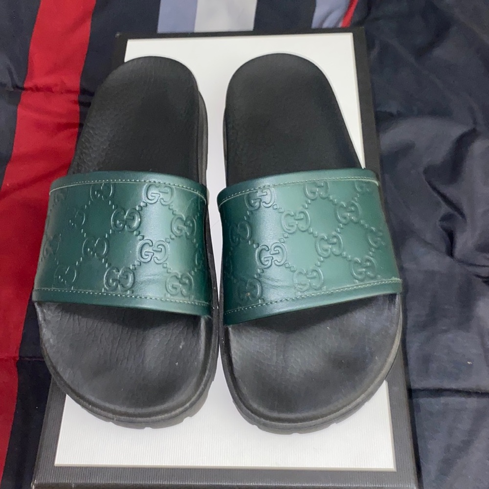 Gucci Men’s Slides size 6 can fit Women’s size 9-10